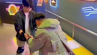 [OF] VEGAN TWINK x GorGor_Gao 看到可愛弟弟不太會滑就去教他一下