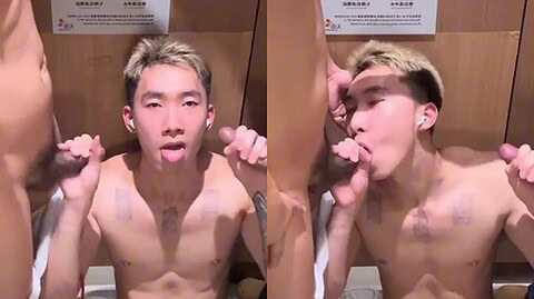 Ah Xing-Three people’s passion in the public toilet cubicle